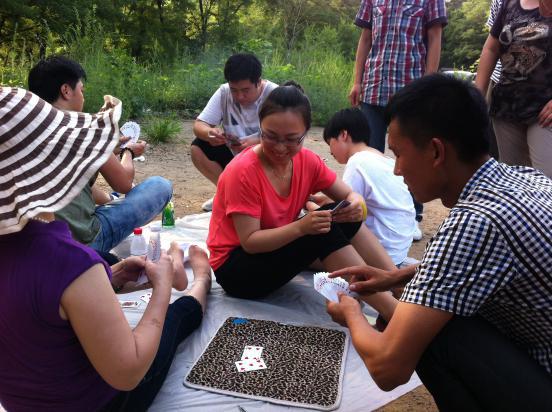 公司組織一年一度的野外燒烤活動，并現(xiàn)場舉辦斗地主大賽