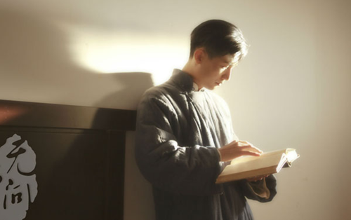 只問敢勇，無問西東